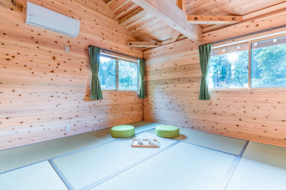 Villa Japanese-style tatami room with futon